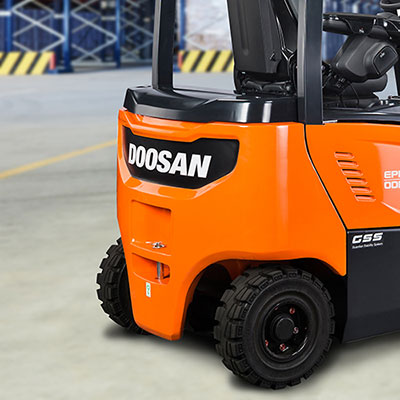 Picture of a Doosan electric truck in operation in a warehouse